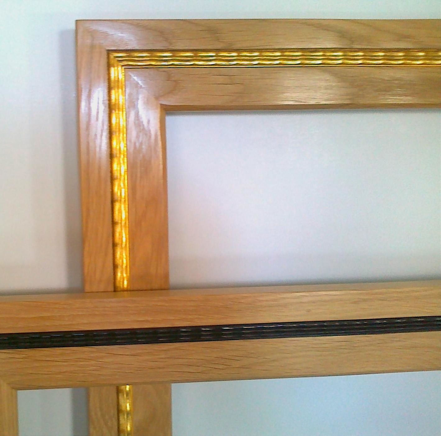 Cornice legno oro nero intarsiati